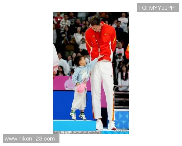 温馨有爱 周琦携幼子站上全运男篮领奖台 温馨有爱 周琦携幼子站上全运男篮领奖台