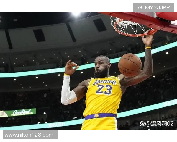 即将41岁还能空接暴扣，被点名后老詹13投11中，助湖人大胜24分