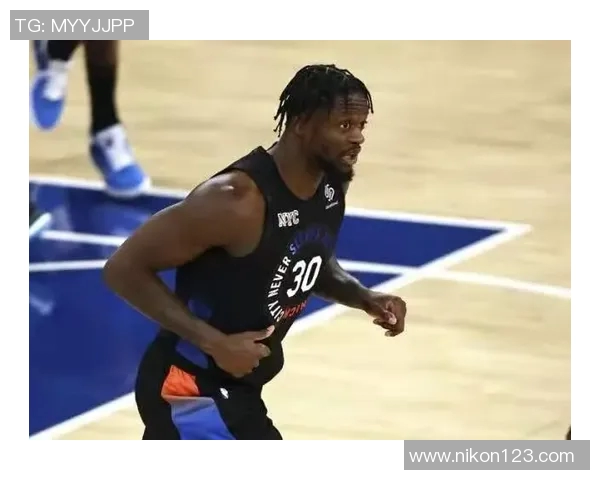 凝视篮筐,充满不解的奎因